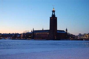 Stockholm - Rathaus am Mälarsee : Blick über den zugefrorenen Mälarsee zum Stadshuset (Rathaus), aufgenommen 2006 in Stockholm