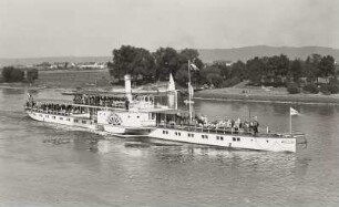 Personen-Seitenraddampfer "Laubegast" (1912, Werft Laubegast). Schrägansicht auf Fahrt vor der Wesenitzmündung bei Pratzschwitz