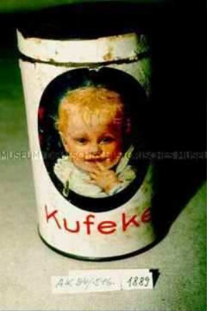 Blechdose für "Kufeke Kindernahrung und Krankenkost" mit Inhalt