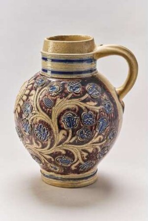 Bauchiger Krug mit blauen Blüten und Löwenwappen