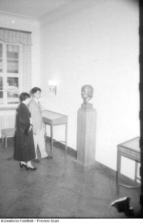 Zwickau. Schumann-Fest 1956. Konzertveranstaltungen. Besucher im Robert-Schumann-Haus Zwickau, Hauptmarkt 5, Ecke Münzstraße