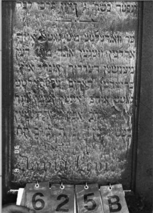Grabstein 625 (Index: 99790891) Maße HxBxT: 112x57x32 cm Symbolik: nach unten gehaltene Fackeln: Grabstein 625B