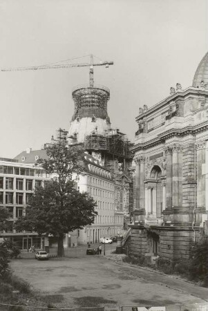 Ausstellungsgebäude des Sächsischen Kunstvereins : Blick vom Brühlschen Garten gegen Coselpalais, Frauenkirche (teilweise abgerüstet) und Ausstellungsgebäude des Sächsischen Kunstvereins