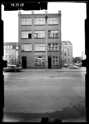 Berlin-Mitte, Wallstraße 68. Wohnhaus mit Gaststätte "Zum Fernfahrer". Straßenfront