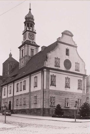 Braunsberg (Braniewo/Polen). Rathaus. Eckansicht mit Haupteingang