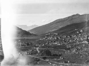 Hütten im Tal : Eine Gruppe von Hütten in einem Bergtal