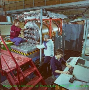 Erster Prototyp eines Neutrino-Detektors in der Technikumshalle des Instituts für Kernphysik (IK) im Rahmen der Kooperation Karlsruher Rutherford Mittel-Energie Neutrino (KARMEN)-Experiments