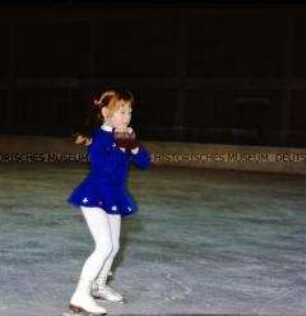 Ausbildung von Kindern im Eiskunstlauf in der Dynamo-Sporthalle in Berlin-Weißensee