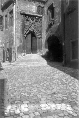 Regensburg. Altes Rathaus (M. 13. Jh.). Hauptportal ( A. 15. Jh.) mit Treppe und Reliefs (Stadtwappen und Kriegsknechte "Schutz und Trutz")