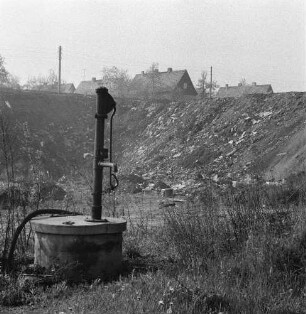 Reportage "Wohin mit dem Müll?" Siedlungshäuser unweit einer Mülldeponie. Ansicht mit Handschwengelpumpe (mit verunreinigtem Wasser)