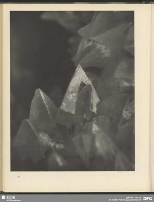 Pyramidenform. Kristalle von Kalzit. 40:1