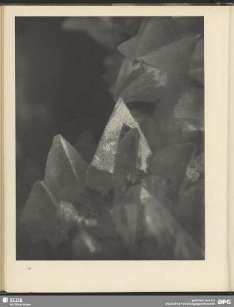 Pyramidenform. Kristalle von Kalzit. 40:1