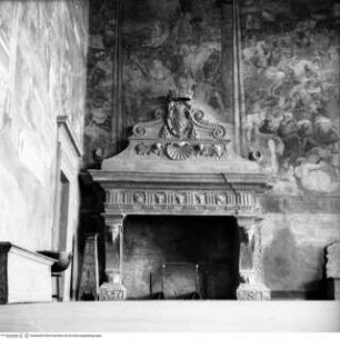 Kamin mit dem Wappen der Vitelli