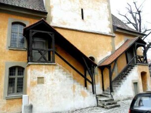 Ansicht von Osten-Kirchturmbasis (Spätromanisch) und Emporenaufgäng zum Langhaus (Neubau Jahr 1740)