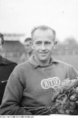 Dresden. Emil Zátopek, Olympiasieger im Marathonlauf 1952 in Helsinki, in Dresden zu Wettkämpfen in der Leichtathletik im Rudolf-Harbig-Stadion, Oktober 1950