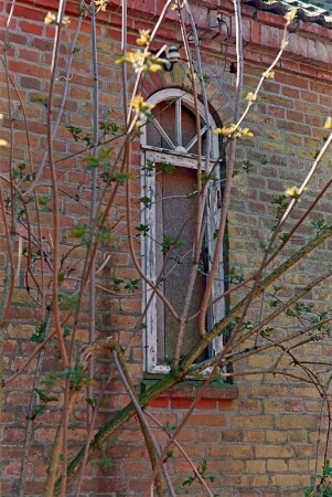 Nütschau: Schloßstraße 43: ehemalige Kornwassermühle: Nebengebäude, Detailaufnahme: Bogenfenster