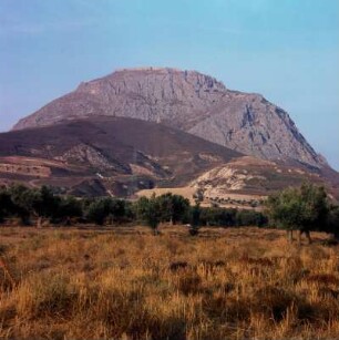 Akrokorinth. Kalkschollenhügel mit Mauerverlauf, ehemalige Akropolis der antiken Stadt
