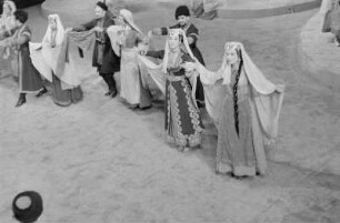 Szenenbilder aus dem Ballett "Gajaneh" von A. Chatschaturjan, Choreographie I. Gruber, mit E. Vesco, Deutsche Staatsoper Berlin, Premiere 21.10.1955