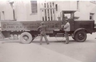 Foto großes Gerät auf der Ladefläche eines LKW