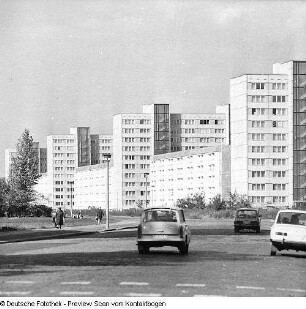 Dresden-Johannstadt, 10- und 5-geschossige Wohnhäuser zwischen Holbeinstraße und Striesener Straße mit Umzugswagen im Vordergrund