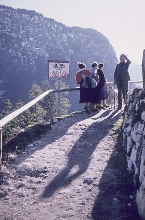 Mittenwald. Wanderer an einem Grenzschild zu Österreich