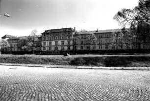 Dresden-Neustadt, Marienallee 14. Graf-Stauffenberg-Kaserne. Heimatschutzbrigade 37 "Freistaat Sachsen". Kasernengebäude. Hofansicht (Eingangsseite). Blick über eine Straße