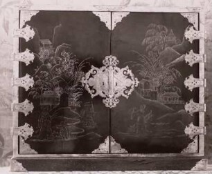 Lackschrank in japanischer Art mit Goldmalerei