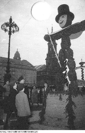Dresden, Altstadt, Altmarkt, Striezelmarkt mit Pflaumentoffel, Dezember 1955 / Dezember 1956