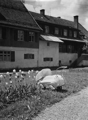 Haus mit Kinderwagen