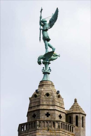 Frankreich. Pays de la Loire. Vendee. Saint Michel Mont Mercure. 9 Meter hohe Kupferstatue auf Kirchturm