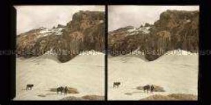 Wanderer mit zwei Pferden auf dem Gletscher, Plattachferner, im Hintergrund Wetterstation der Zugspitze