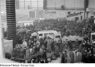 Fahrzeugstände und Besucher der Frühjahrsmesse