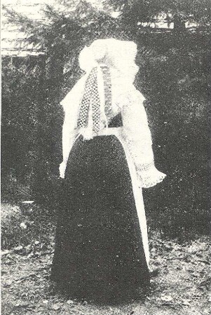 Mädchen in der Festtagstracht aus Nochten : Kleidung - Truhentracht. Ort: Wochozy / Nochten. Mädchen (Taufpatin) in der Festtagstracht. Diese Tracht verschwand in den Jahren zwischen 1900 und 1910.