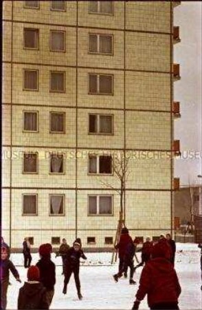 Winter in Berlin: Kinder beim Schlittschuhlaufen