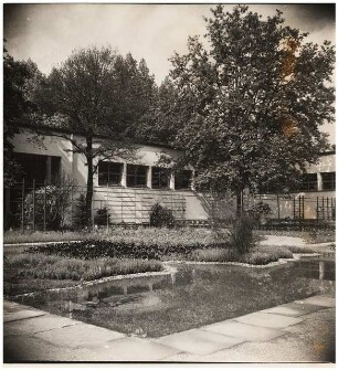 Reichsgartenschau 1936, Dresden Brunnenhof: Wasserbecken vor Pflanzungen