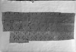 Fragment von einem Stoff mit Palmetten und Gazellen