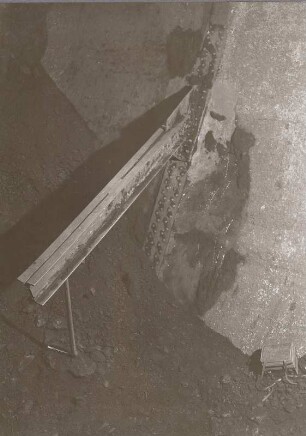 Zerrissene Querverankerung Hochbunker II, Tasche 11 (Hängende Trägerhälfte)