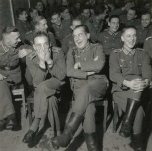 Armeeangehörige als Publikum des Puppenspielers Carl Schröder