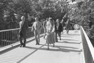 Bau der vierten Fußgängerbrücke über den Adenauerring in Höhe der Hagsfelder Allee