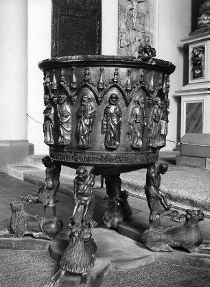 Taufe : Taufe. Bronze, gegossen (1392; Nicolaus von Stettin). Münden (Kreis Göttingen), Pfarrkirche Sankt Blasius