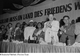 Teilnehmer der Tagung des Weltfriedensrates