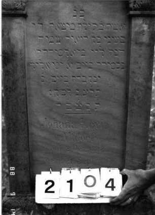 Grabstein 2104 (Index: 100097034) Maße HxBxT: 157x57x19 cm Symbolik: Trauerkranz, vier Rosetten: Grabstein 2104 (Detailaufnahme)