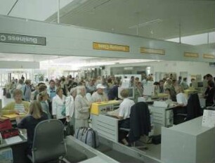Dresden-Klotzsche, Flughafenstraße. Flughafen Dresden. Terminal 2. Check in-Schalter. Fluggäste beim Einchecken. Ansicht von der Mitarbeiterseite