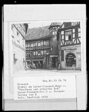 Kronach, Lucas-Cranach-Straße 2 und Strauer Torweg. Gasthaus "Zum Scharfen Eck" (16. Jahrhundert) und Lucas-Cranach-Haus. Straßenansicht (Teilansicht) von Norden