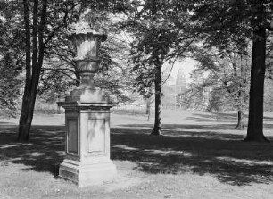 Dresden. Blüherpark : Dresden-Altstadt, Bürgerwiese. Parkpartie mit Sockelvase (Sandstein; um 1750) gegen Rathausturm