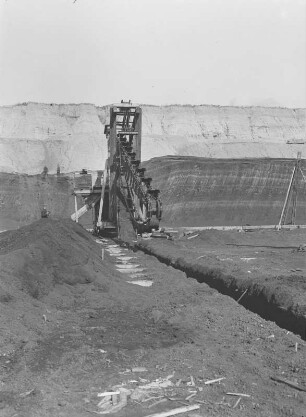 Grabenbagger, Vorderansicht : Tagebau. Grabenbagger, Vorderansicht