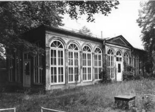 Dresden, Leipziger Straße 4. Ehem. VEB Sanitärporzellan. Ehem. Orangerie (Betriebskindergarten). Gartenansicht
