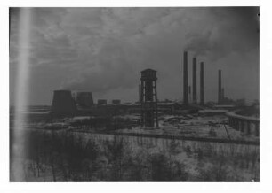 Industrie-Kraftwerk. Werkanlagen mit Kühltürmen, Turmpumpenhaus, Schornsteinen und aufgeständerter Trasse der Grubenbahn. Gesamtansicht von einem Kippengelände : Lauta (Niederlausitz). Industrie-Kraftwerk. Werkanlagen mit Kühltürmen, Turmpumpenhaus, Schornsteinen und aufgeständerter Trasse der Grubenbahn. Gesamtansicht von einem Kippengelände
