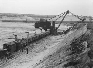 Braunkohletagebau : Schipkau. Tagebau "Frohe Frohe Zukunft". Gleisbagger 452 im Hochstich beim ersten Schnitt des Abraums. Abraumzug