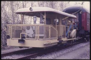 Lokomotive mit angehängter Maschine